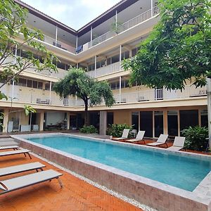 Feung Nakorn Balcony Rooms And Cafe